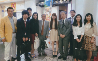 二次会のお店の前で