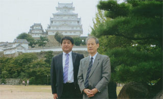 姫路城をバックに