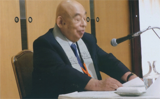 講演する池口恵観さん