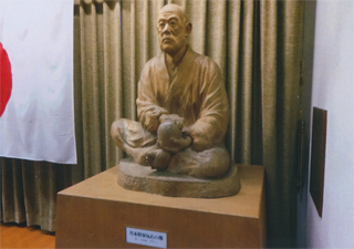 正面には乃木大将の像が