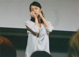 演奏する山下怜さん