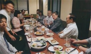 鳥料理店で打ち上げ会