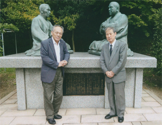 「徳の交わり」の銅像で