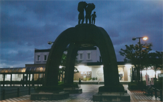 夜の鶴岡駅です