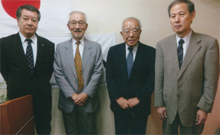 篠原さんを囲んで