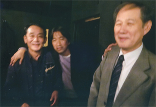 坪内祐三さん（中央）と。左は金さん