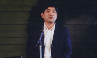 講演する上祐史浩さん