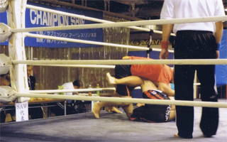 寝技の攻防が展開されます