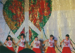 元気に歌い、踊ってました