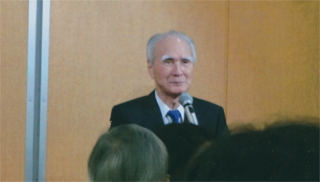 挨拶する村山富市さん