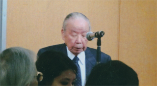 挨拶する石原信雄さん