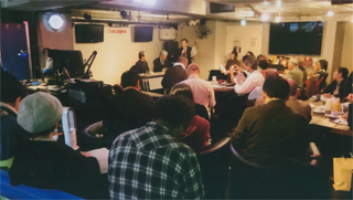 会場は満員でした