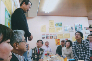 二次会で挨拶する矢谷さん