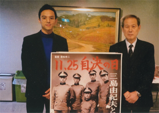 映画のポスターを前にして