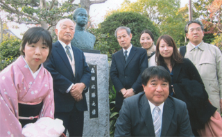 「森田必勝之像」の前で