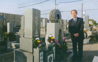 森田必勝氏のお墓で