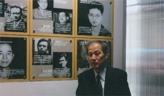 毛呂先生の写真の前で