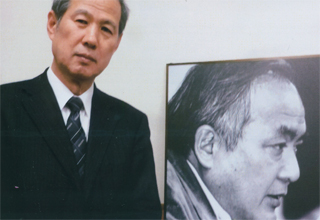 小田原さんの遺影の前で