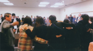 肩を組んで「インターナショナル」を歌いました