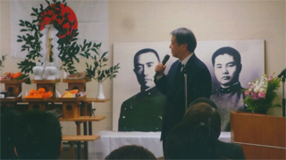 挨拶する木村三浩代表