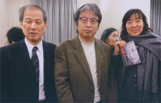 山平重樹氏。山平氏の『阿部勉伝』を持つ女性と