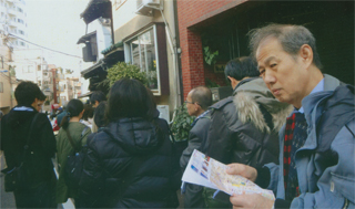 11/23。質屋に並んでる人々