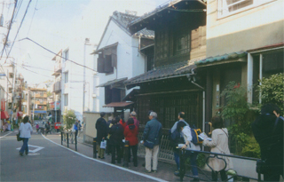 「伊勢屋質店」に並んでるんです