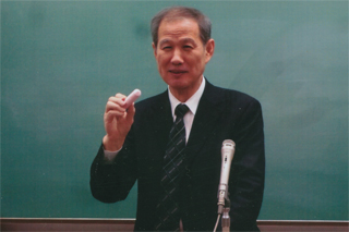 巨大なチョークで…