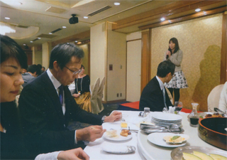 挨拶する越膳さん。姜尚中さん