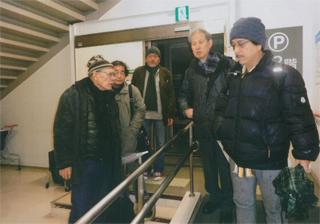 駐車場の中を見学