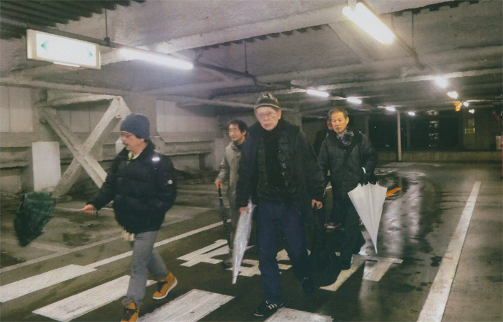 やはり、駐車場の中