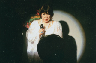 シャンソンを歌う田嶋陽子さん