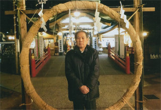 ここを潜ってお参りします