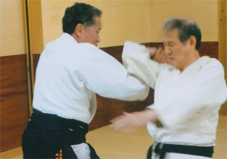 合気道の技を極められてます