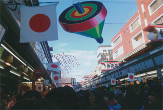 巨大なコマが空中で回ってました