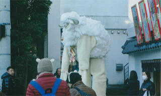 巨大な羊が歩いてました