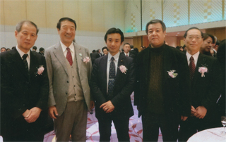 山田正彦さん。初鹿明博さんたちと