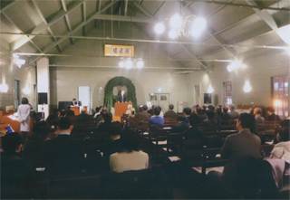 吹雪にも関わらず多くの人が