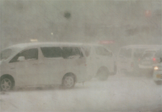 外は凄い吹雪でした