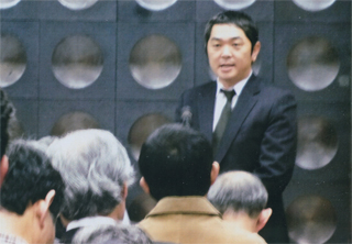 挨拶する息子さん