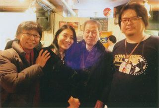 お店の人やお客さんと