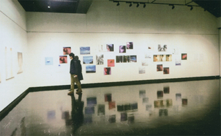 「８人の写真と映像」展