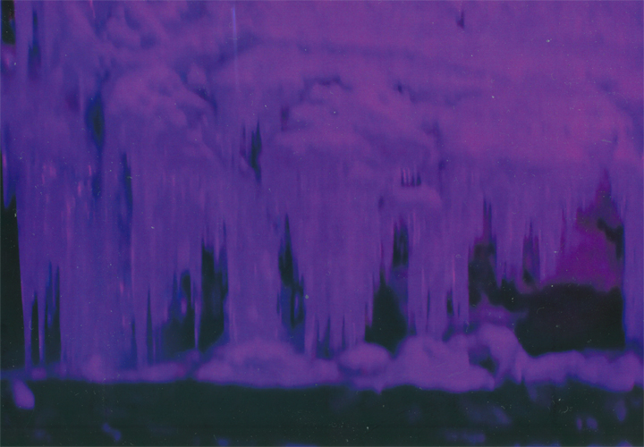 巨大な氷柱です