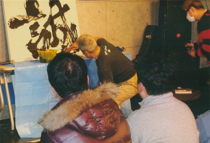 「誠」の文字を。書道家の龍一郎さん