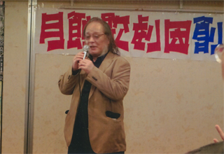 挨拶する高取英さん