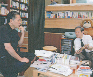 内田さんの書斎で