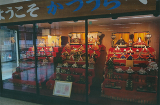 商店街はどこもひな人形が