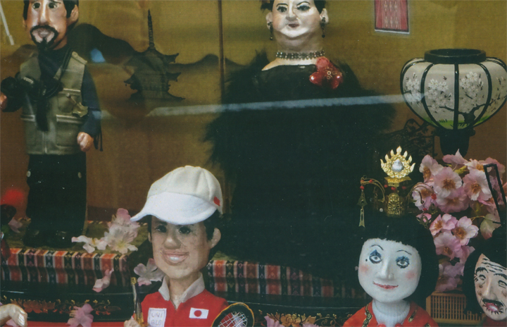 知ってる顔もひな人形に