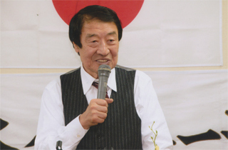 講演する山田正彦さん