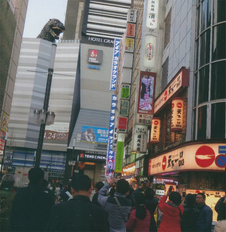 コマ劇にゴジラが出現！